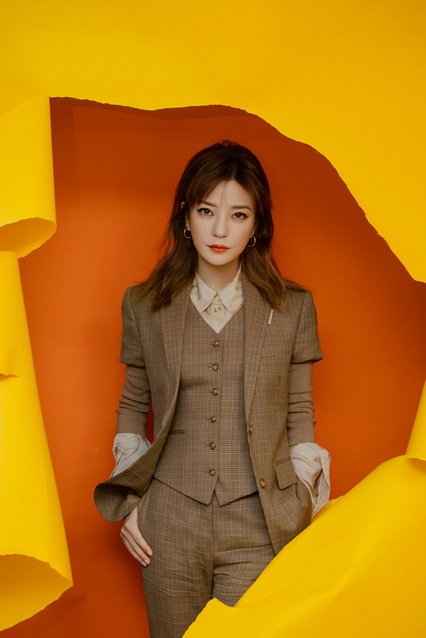 <b>赵薇黄格纹西装亮相电影活动，披肩卷发优雅有</b>